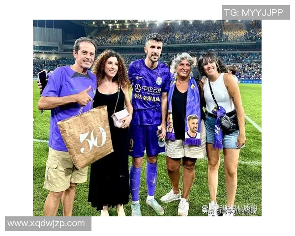 足球明星怀抱小孩展现温情一面引发网友热议与感动